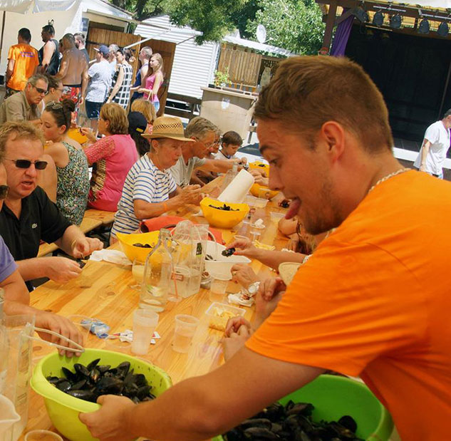 The mussel-tasting evening event at La Gabinelle campsite between Béziers and Sérignan