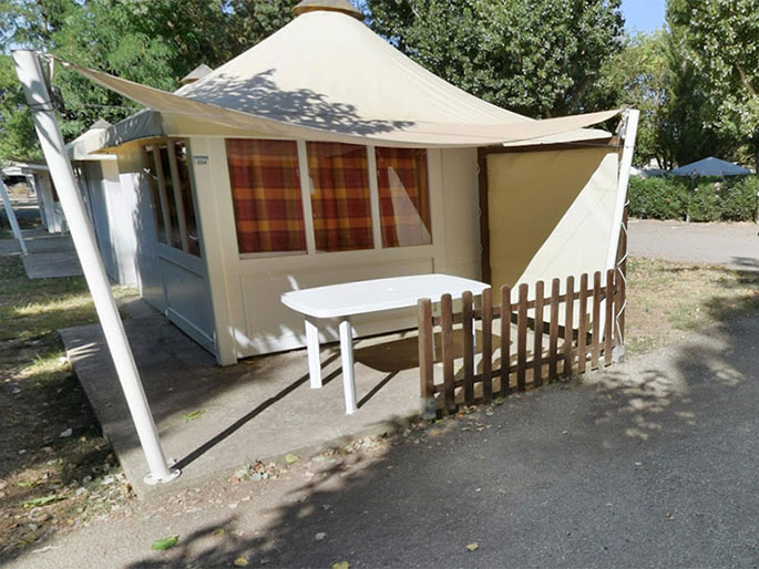 Canvas bungalow rental in Sauvian at La Gabinelle, a campsite in the Hérault region