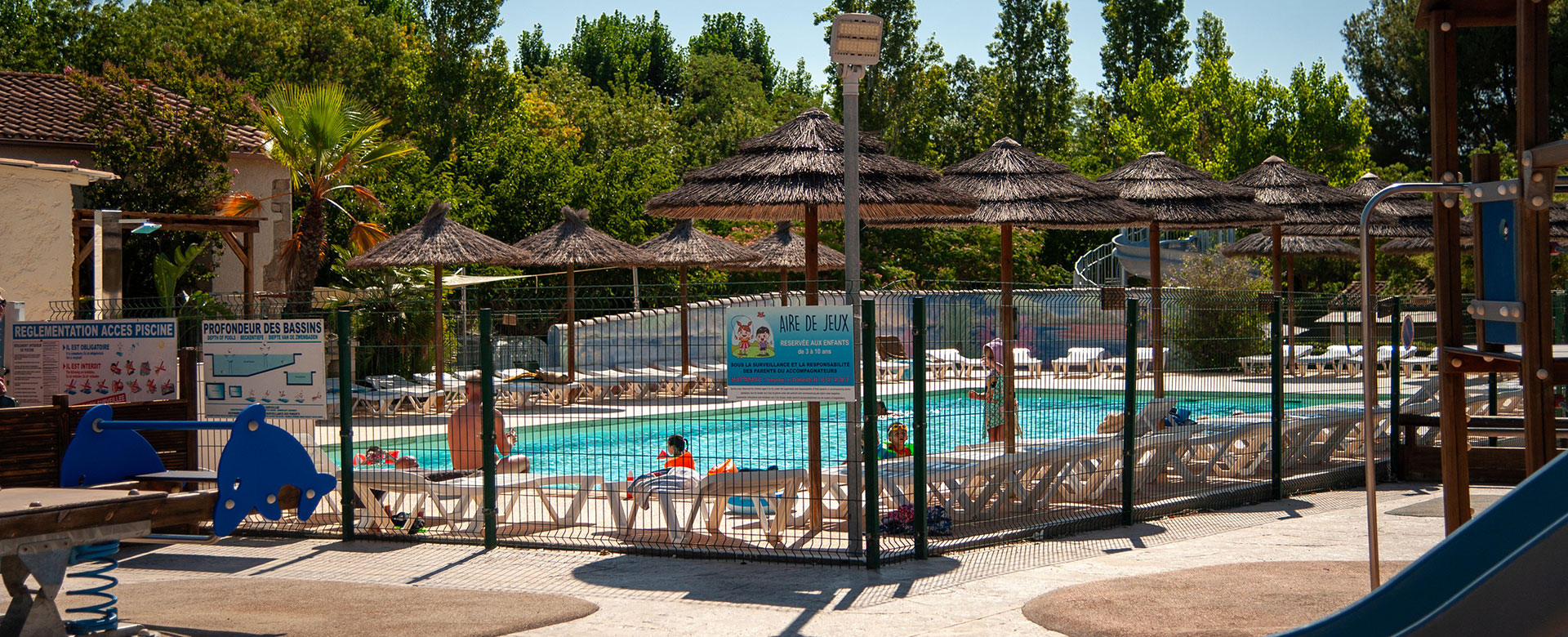 Das Schwimmbecken des Campingplatzes La Gabinelle im Hérault in der Nähe von Béziers
