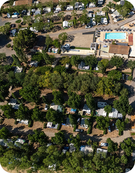 Vue aérienne des emplacements camping dans l’Hérault pour caravane. Camping La Gabinelle