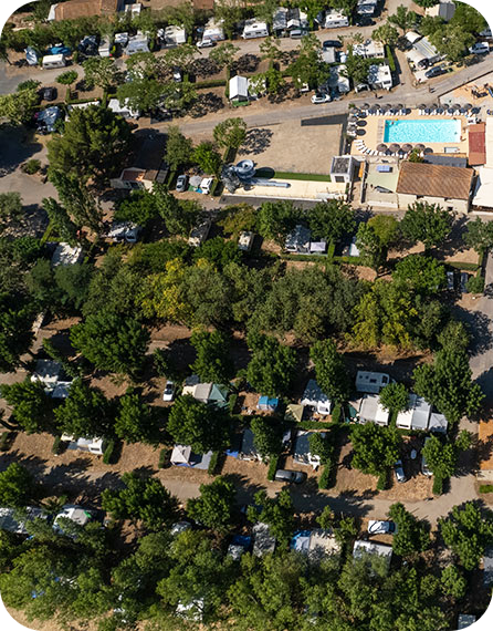 Kampeerplaatsen in Hérault voor caravan vanuit de lucht. Camping La Gabinelle