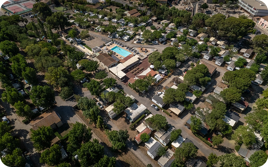 Luftbild der Camping-Stellplätze für Zelt, Wohnwagen und Wohnmobil im Hérault. Campingplatz La Gabinelle zwischen Sérignan und Béziers