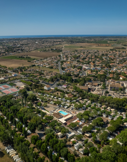 Vue aérienne des emplacements camping à Sauvian pour campeurs. Camping La Gabinelle dans l’Hérault