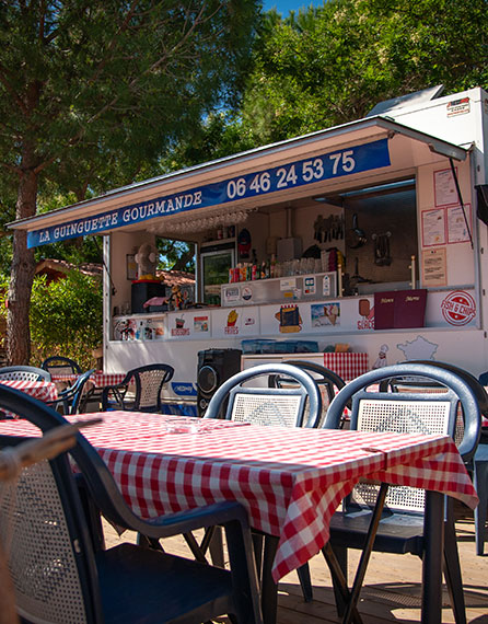 Food Truck und Pizzeria des Campingplatzes La Gabinelle in der Nähe von Sérignan