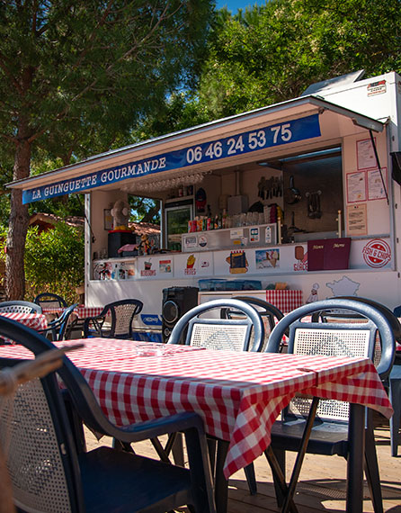 Foodtruck en pizzeria van camping 