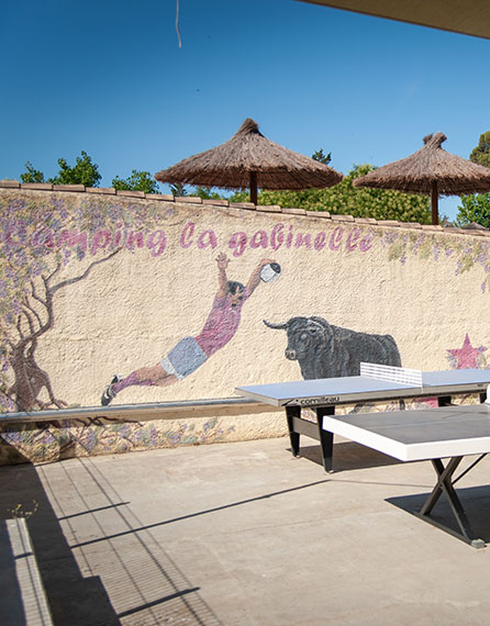 Der Tischtennistisch des Campingplatzes La Gabinelle in der Nähe von Béziers