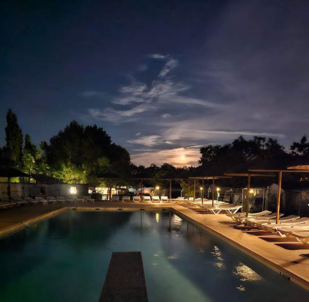La piscine en soirée du camping La Gabinelle dans l’Hérault