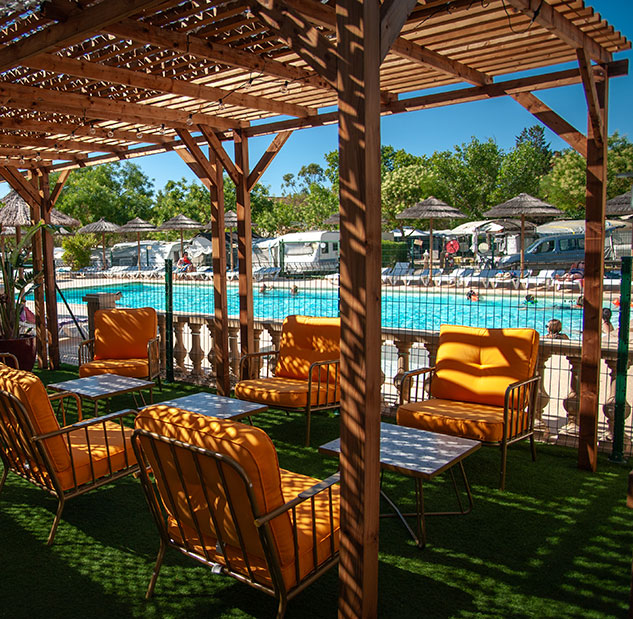 Die schattige Terrasse des Schwimmbeckens auf dem Campingplatz La Gabinelle in der Nähe von Béziers