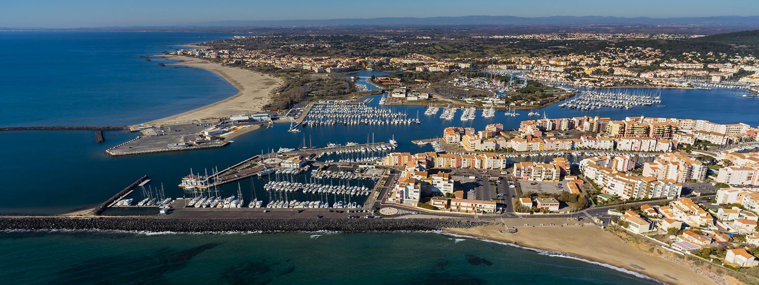 Luftbild des Badeorts Cap d'Agde mit dem Beinamen „schwarze Perle des Mittelmeers“, zu besuchen bei Ihrem Aufenthalt auf dem Campingplatz La Gabinelle in Sauvian