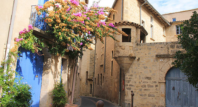 Die Stadt Pézenas, in der Molière gelebt hat, zu besuchen bei Ihrem Aufenthalt auf dem Campingplatz La Gabinelle in der Nähe von Sérignan