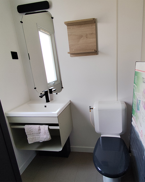 Die Sitzecke der Mobilheime mit 2 Zimmern für 5 Personen, zu vermieten auf dem Campingplatz La Gabinelle in der Nähe von Sérignan im Hérault