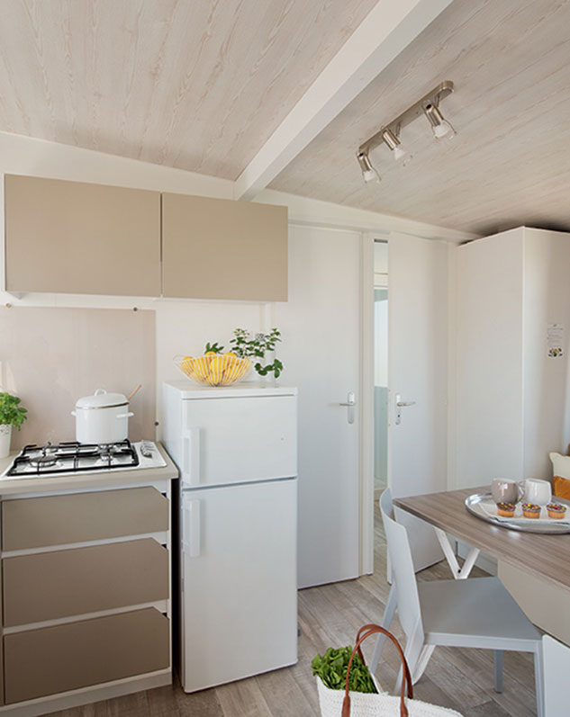 Le coin cuisine des mobil-homes 3 chambres pour 4 à 6 personnes, en location au camping La Gabinelle dans l’Hérault