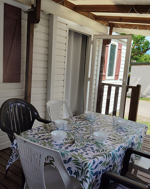 The kitchen area in the mobile homes with 3 bedrooms for 4 to 6 people to rent at La Gabinelle campsite in the Hérault region