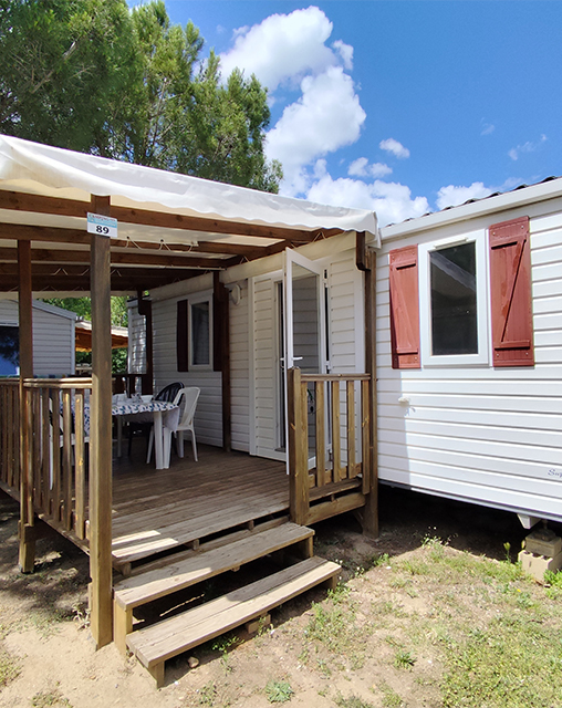 Die Sitzecke der Mobilheime mit 2 Zimmern für 5 Personen, zu vermieten auf dem Campingplatz La Gabinelle in der Nähe von Sérignan im Hérault