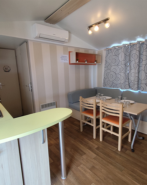 Die Sitzecke der Mobilheime mit 2 Zimmern für 5 Personen, zu vermieten auf dem Campingplatz La Gabinelle in der Nähe von Sérignan im Hérault