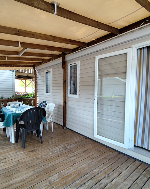 Le coin séjour des mobil-homes 2 chambres 5 personnes, en location au camping La Gabinelle près de Sérignan dans l’Hérault