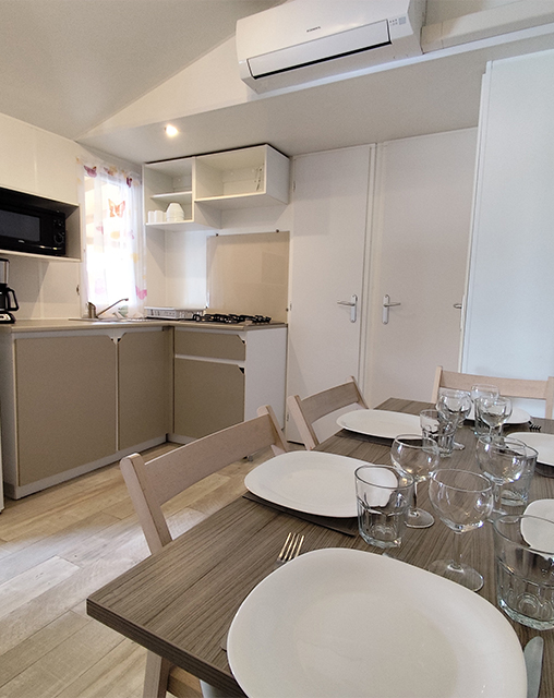 Die Sitzecke der Mobilheime mit 2 Zimmern für 5 Personen, zu vermieten auf dem Campingplatz La Gabinelle in der Nähe von Sérignan im Hérault