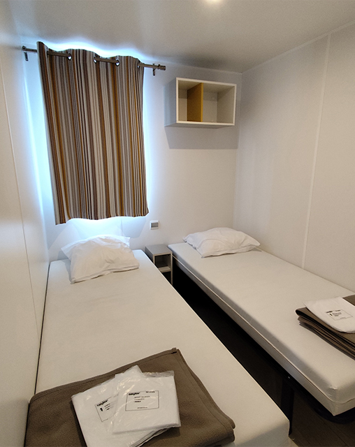 Die Sitzecke der Mobilheime mit 2 Zimmern für 5 Personen, zu vermieten auf dem Campingplatz La Gabinelle in der Nähe von Sérignan im Hérault