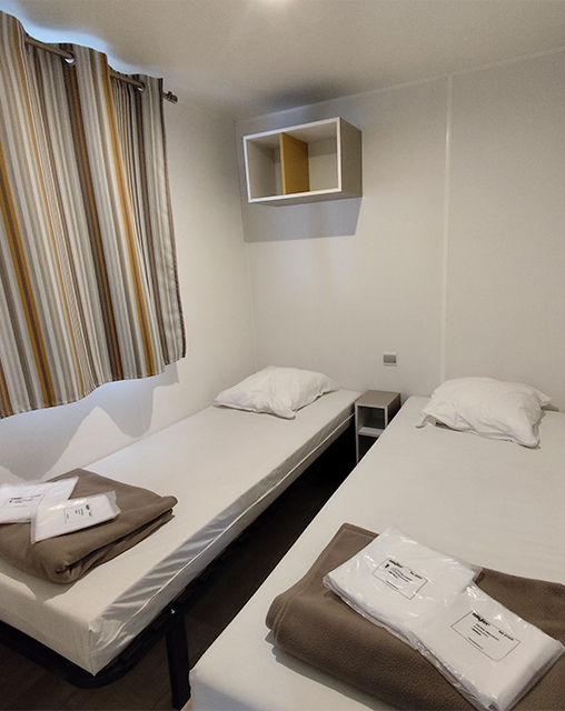 Die Sitzecke der Mobilheime mit 2 Zimmern für 5 Personen, zu vermieten auf dem Campingplatz La Gabinelle in der Nähe von Sérignan im Hérault