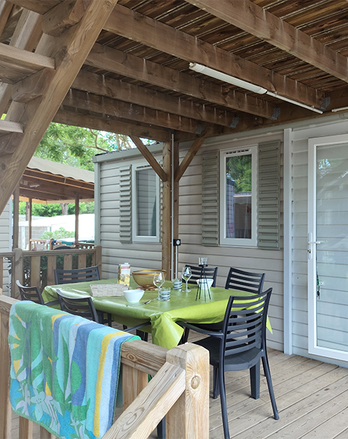 La terrasse du mobil-home avec solarium 3 chambres pour 4 à 6 personnes, en location au camping La Gabinelle près de Béziers