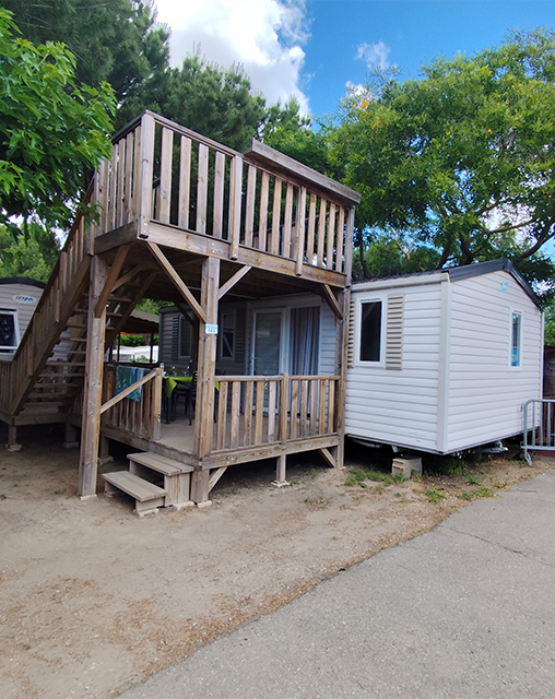 Die Sitzecke der Mobilheime mit 2 Zimmern für 5 Personen, zu vermieten auf dem Campingplatz La Gabinelle in der Nähe von Sérignan im Hérault