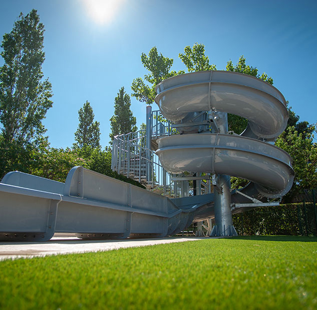 Grote glijbaan in het waterpark van camping 